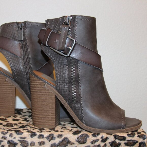 dv By Dolce Vita Peep Toe Heel, Size 6 - Picture 1 of 6